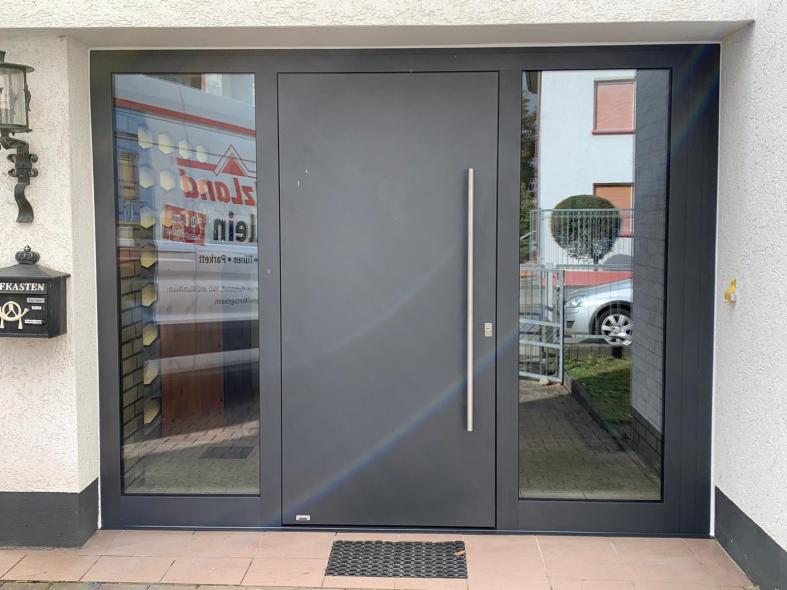 Aluminium Haustür mit Seitenteilen in grau, Mainz