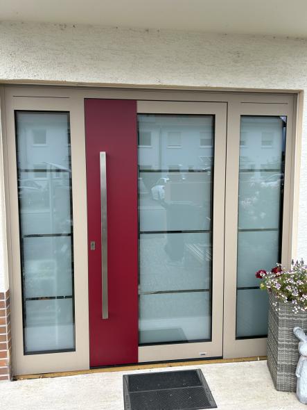 Aluminium Haustür mit Seitenteilen in rot sand, Hochheim