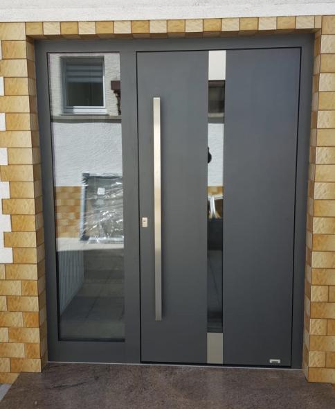 Aluminium Haustür mit Seitenteil in grau, Mainz