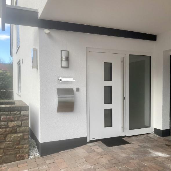 Aluminium Haustür mit Seitenteil in weiß, Mainz