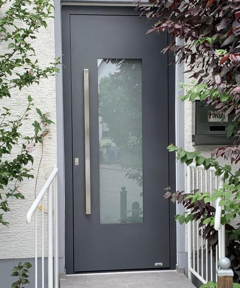 Aluminium Haustür mit Lichtausschnitt in grau, Mainz