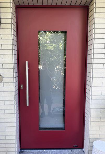 Aluminium Haustür mit Lichtausschnitt in rot, Mainz