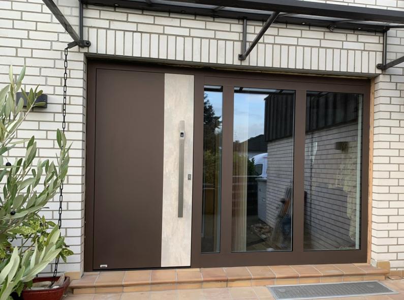Aluminium Haustür mit Seitenteilen in braun, Mainz