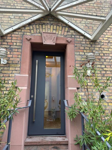 Aluminium Haustür mit Lichtausschnitt in anthrazit, Mainz