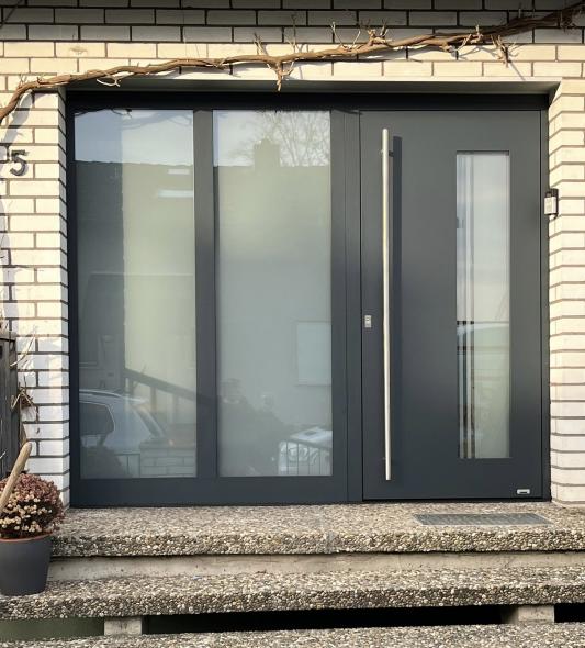 Aluminium Haustür mit Seitenteilen in grau, Mainz