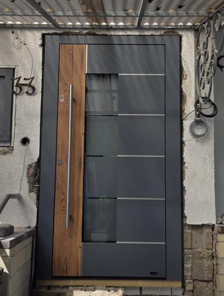 Aluminium Haustür mit Seitenteilen in grau, Mainz