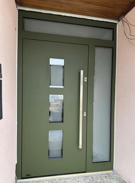 Aluminium Haustür mit Seitenteil und Oberlicht in grün, Mainz