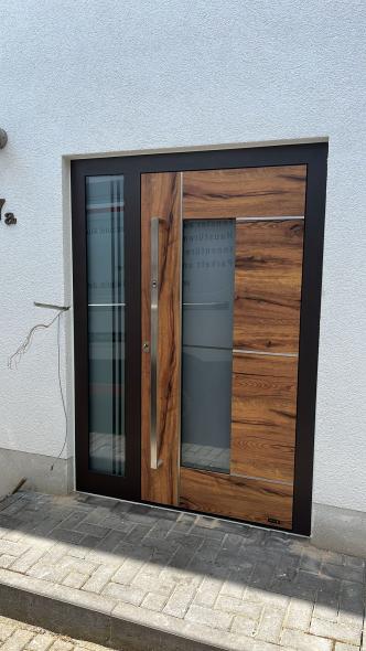 Aluminium Haustür mit Seitenteilen in holzoptik, Mainz