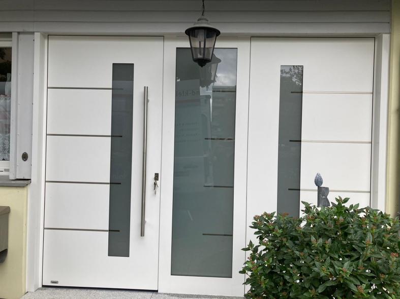 Aluminium Haustür mit Seitenteilen in weiß, Mainz