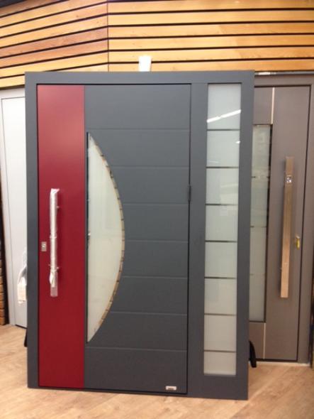 Aluminium Haustür mit Seitenteil rot grau, Mainz