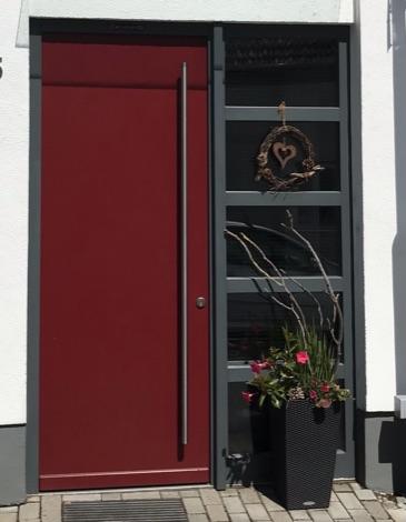 Holzhaustür, rot, grau mit Seitenteil, Flörsheim