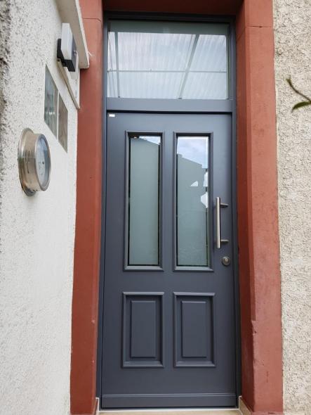 haustuer-aus-holz-mit-zwei-lichtausschnitten-in-anthrazit