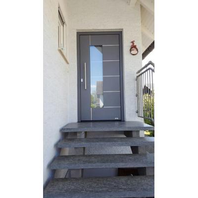 aluminium-haustuer-grau-mit-lichtausschnitt-in-riedstadt 