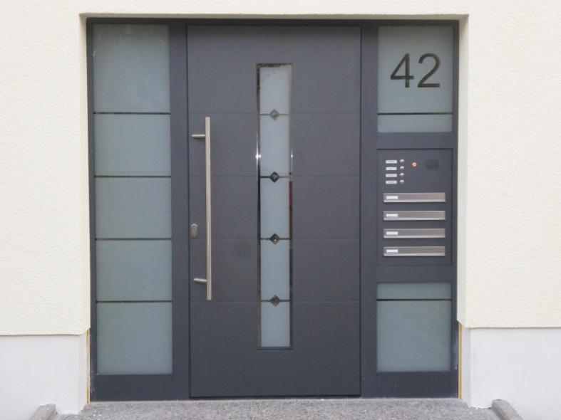 aluminium-haustuer-anthrazit-mit-schmalem-lichtausschnitt-und-zwei-seitenteilen--in-hochheim