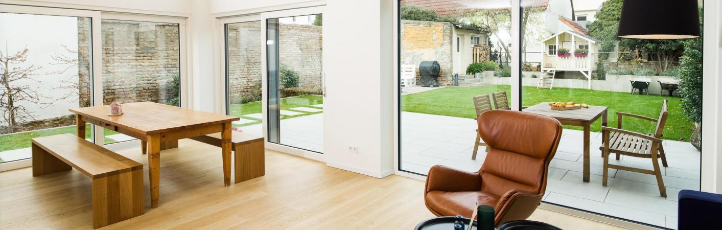 wohnraum-mit-parkett-und-kunststoff-aluminium-fenstern